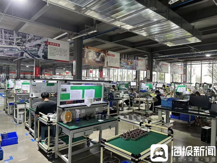 海报观察把机器人发布会搬进珞石车间！看山东如何描绘“智造强省”新图景(图1)