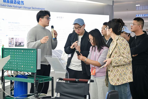 米乐M6：青春红岩｜明月湖畔新材料“星火”正燎原(图2)