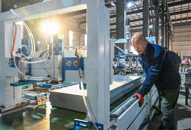 新闻纵深｜“十四五”微记忆③：“丝网二代”的智造突围(图3)