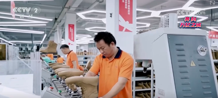 米乐M6平台：从“制造”到“智造”传统产业焕新“加速跑”新产业激活增长新动能奔向万亿之城(图11)