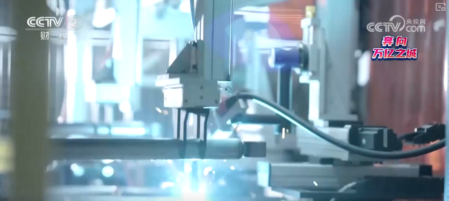 米乐M6平台：从“制造”到“智造”传统产业焕新“加速跑”新产业激活增长新动能奔向万亿之城(图19)